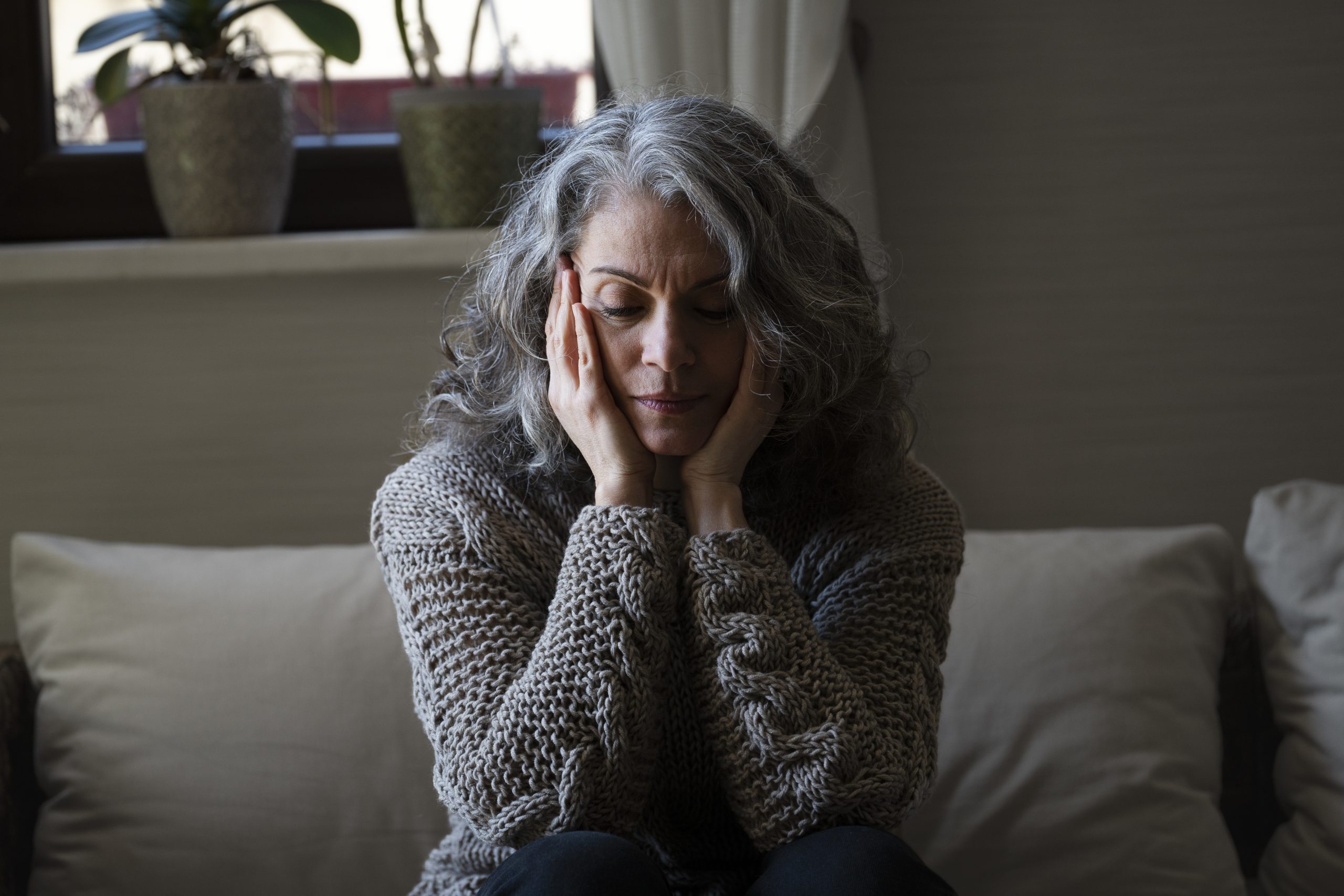 A sobrecarga feminina é real e afeta muitas mulheres aos 50. Descubra como lidar com o cansaço excessivo e as mudanças dessa fase da vida.